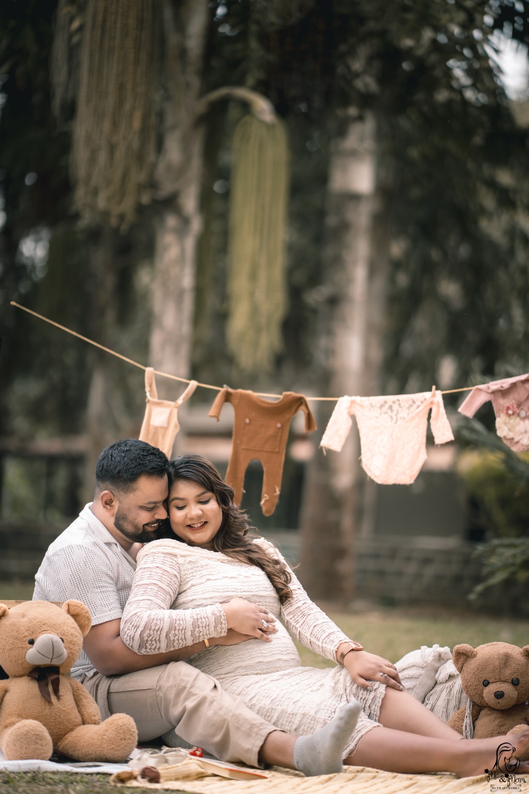 Indoor vs Outdoor Maternity Photoshoot: Which One Should You Choose?